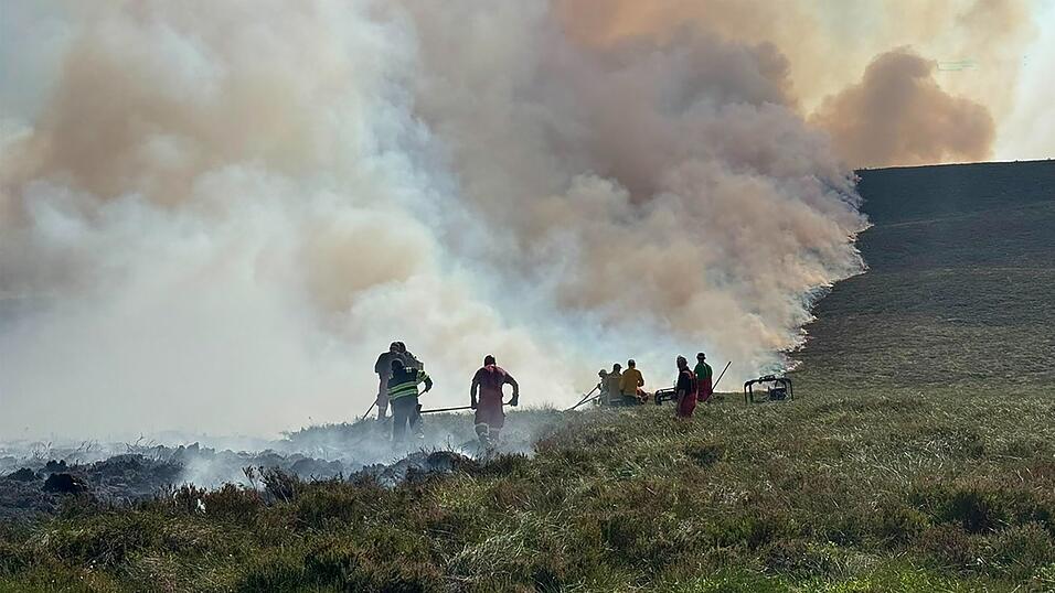 Gegen Flammen kämpfen Feuerwehrleute in Schottland. Gegen Flammen kämpfen Feuerwehrleute in Schottland.