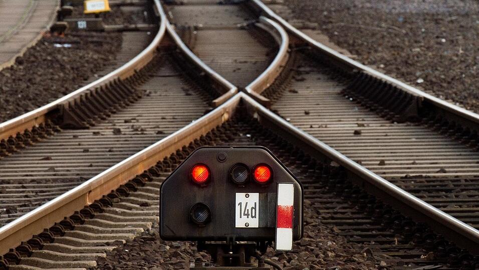 Grund f&uuml;r die Beeintr&auml;chtigungen ist laut DB eine Weichenst&ouml;rung. (Symbolbild)