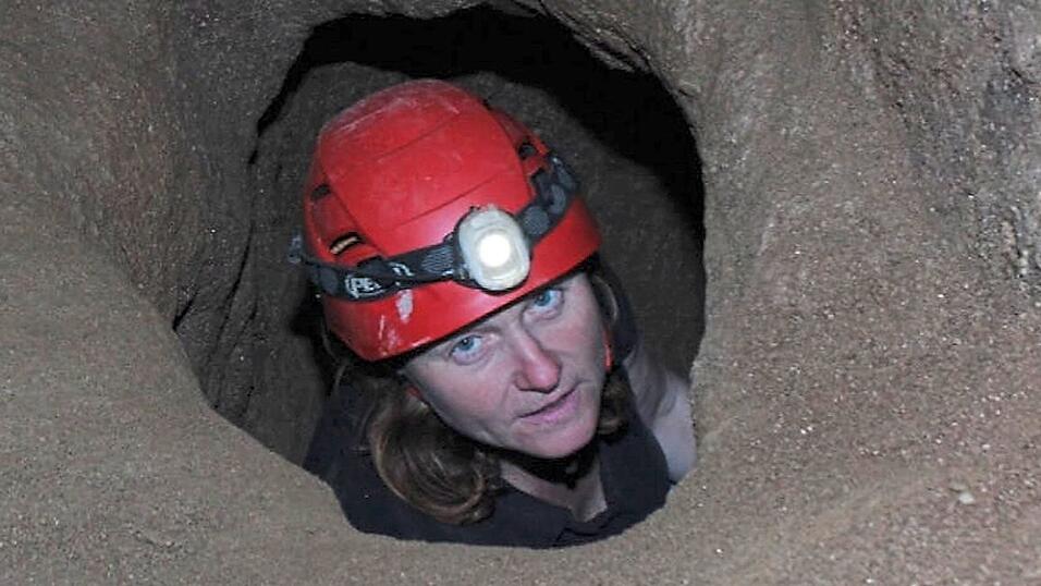 Birgit Symader, Grabungstechnikerin für die Kreisarchäologie am LRA Deggendorf sowie Erste Vorsitzende des Fördervereins europäisches Erdstallfforschungszentrum Neukirchen-Balbini (Landkreis Schwandorf) im Erdstall Wulfing (Landkreis Cham). Birgit Symader, Grabungstechnikerin für die Kreisarchäologie am LRA Deggendorf sowie Erste Vorsitzende des Fördervereins europäisches Erdstallfforschungszentrum Neukirchen-Balbini (Landkreis Schwandorf) im Erdstall Wulfing (Landkreis Cham).