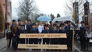 'Mission Patenbitten erfolgreich abgeschlossen!' Die knienden Festverantwortlichen mit den Festhonoratioren, den Vertretern der Patenvereine sowie den beiden B&uuml;rgermeistern Hans Eichstetter und Martin Stoiber.