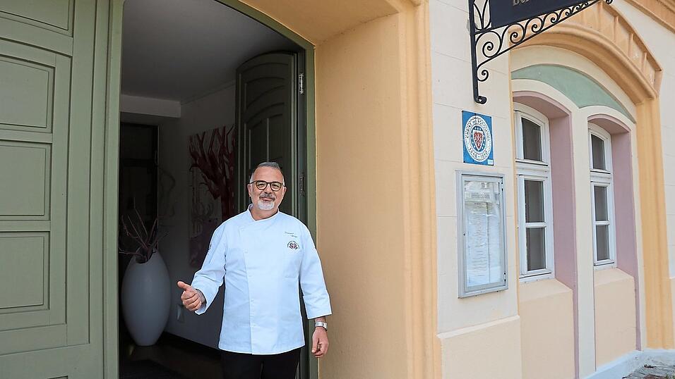 Vincenzo Drago zieht mit seinem 'Vincenzo' vom Dreifaltigkeitsplatz in das Bernlochner-Restaurant.