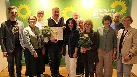 MdL Toni Schuberl, MdL Mia Goller, Kreisvorsitzende Silke Prößl, Erhard Grundl, Feride Niedermeier, Bezirksrat Markus Scheuermann, Kreisvorsitzende Dr. Ursula Sollacher, MdB Marlene Schönberger, Bezirksrätin Stefanie Auer, Alexander Rohde und Claudia Woller (von links) bei der Bezirksversammlung der Grünen.