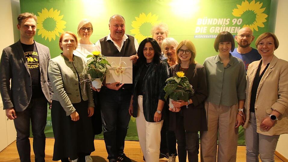 MdL Toni Schuberl, MdL Mia Goller, Kreisvorsitzende Silke Prößl, Erhard Grundl, Feride Niedermeier, Bezirksrat Markus Scheuermann, Kreisvorsitzende Dr. Ursula Sollacher, MdB Marlene Schönberger, Bezirksrätin Stefanie Auer, Alexander Rohde und Claudia Woller (von links) bei der Bezirksversammlung der Grünen. MdL Toni Schuberl, MdL Mia Goller, Kreisvorsitzende Silke Prößl, Erhard Grundl, Feride Niedermeier, Bezirksrat Markus Scheuermann, Kreisvorsitzende Dr. Ursula Sollacher, MdB Marlene Schönberger, Bezirksrätin Stefanie Auer, Alexander Rohde und Claudia Woller (von links) bei der Bezirksversammlung der Grünen.