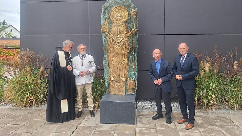 Imposant ist es - das Gotthard-Epitaph, das neben dem Haupteingang Schüler, Lehrer und Eltern begrüßt. Nach der feierlichen Enthüllung (v. l.): Abt Marianus Bieber, Josef Michael Neustifter, Walter Bramenkamp und Oberstudiendirektor Johann Lummer