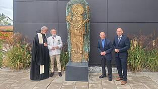 Imposant ist es - das Gotthard-Epitaph, das neben dem Haupteingang Schüler, Lehrer und Eltern begrüßt. Nach der feierlichen Enthüllung (v. l.): Abt Marianus Bieber, Josef Michael Neustifter, Walter Bramenkamp und Oberstudiendirektor Johann Lummer