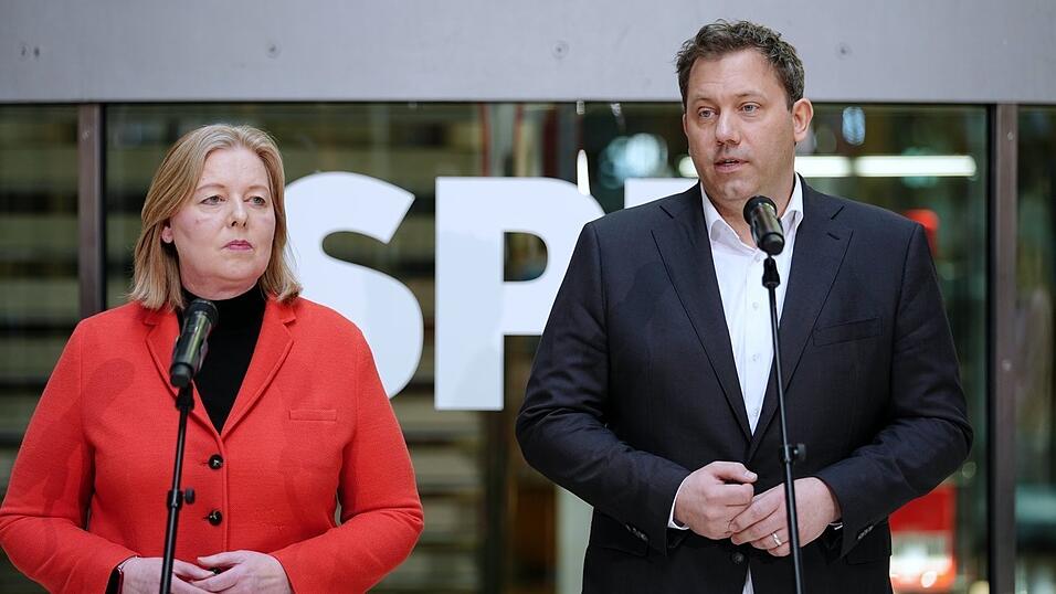 Die SPD-Parteichefs B&auml;rbel Bas und Lars Klingbeil (SPD) wollen trotz der Wahlniederlage ihrer Partei weiter die F&uuml;hrung &uuml;bernehmen.