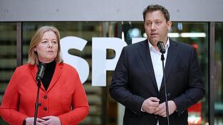 Die SPD-Parteichefs B&auml;rbel Bas und Lars Klingbeil (SPD) wollen trotz der Wahlniederlage ihrer Partei weiter die F&uuml;hrung &uuml;bernehmen.