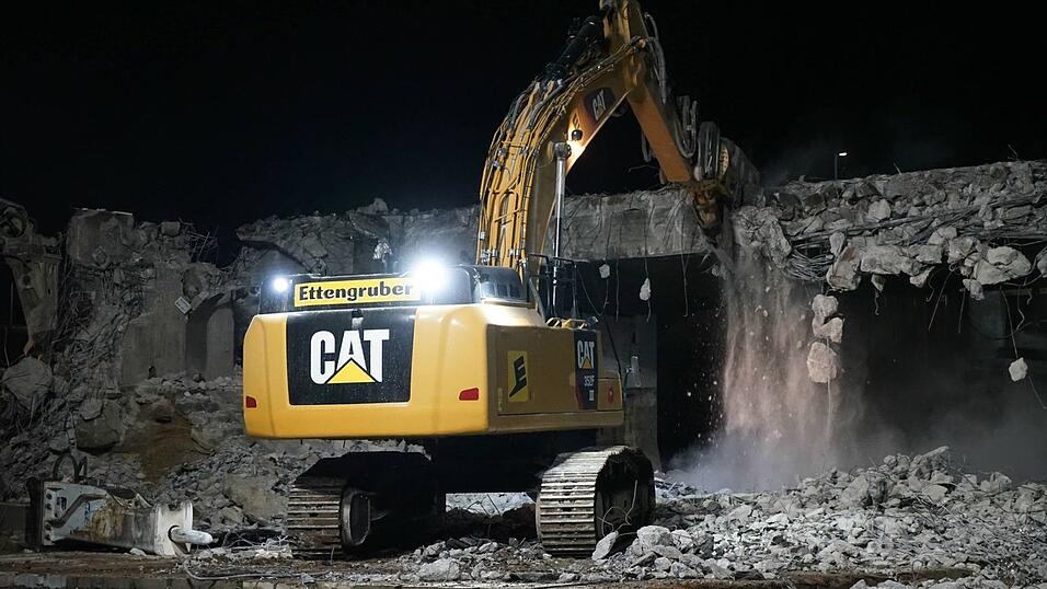 Gleich zwei Brücken mussten am Wochenende an der A3 im Landkreis Regensburg abgerissen werden. Gleich zwei Brücken mussten am Wochenende an der A3 im Landkreis Regensburg abgerissen werden.