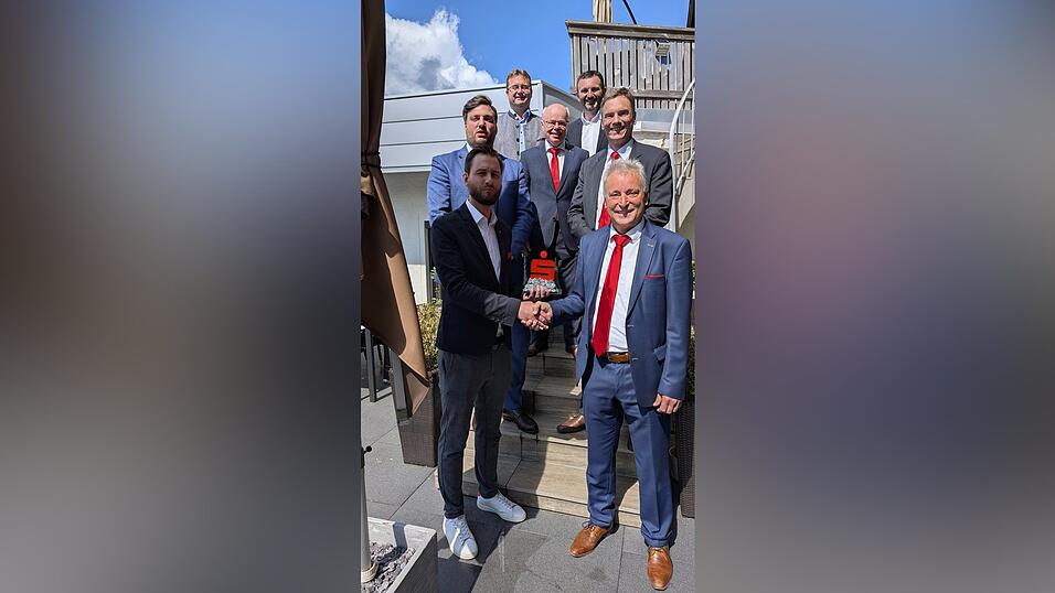 Johannes Hofer (vorne l.) und Konrad Kouba (vorne r.) mit dem stellvertretenden Vorstandsvorsitzenden der Sparkasse Cham Jonathan Stich, B&uuml;rgermeister Stefan Baumgartner (Chamerau), Vorstandsvorsitzenden Franz Wittmann, B&uuml;rgermeister Markus Hofmann (Bad K&ouml;tzting) und Vertriebsdirektor Privatkundengesch&auml;ft Rainer Stadler