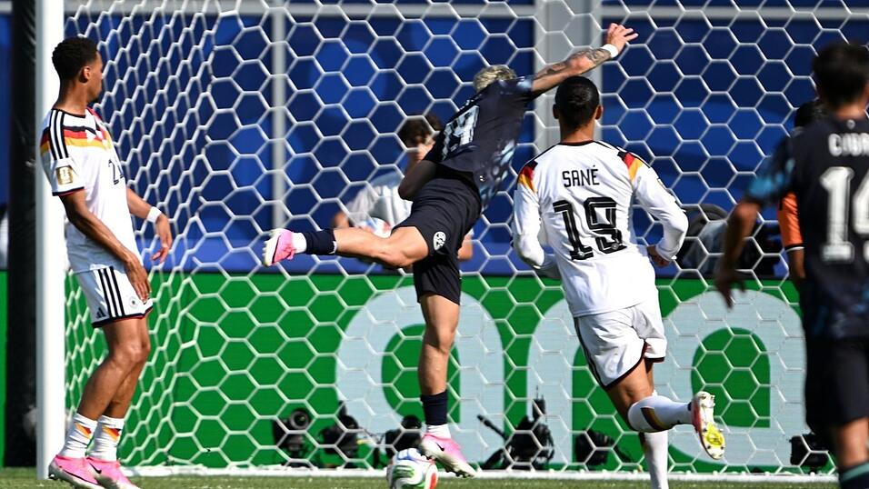 Mutterseelenallein: Julio Enciso (M) erzielt per Kopf das 1:0 f&uuml;r Paraguay.