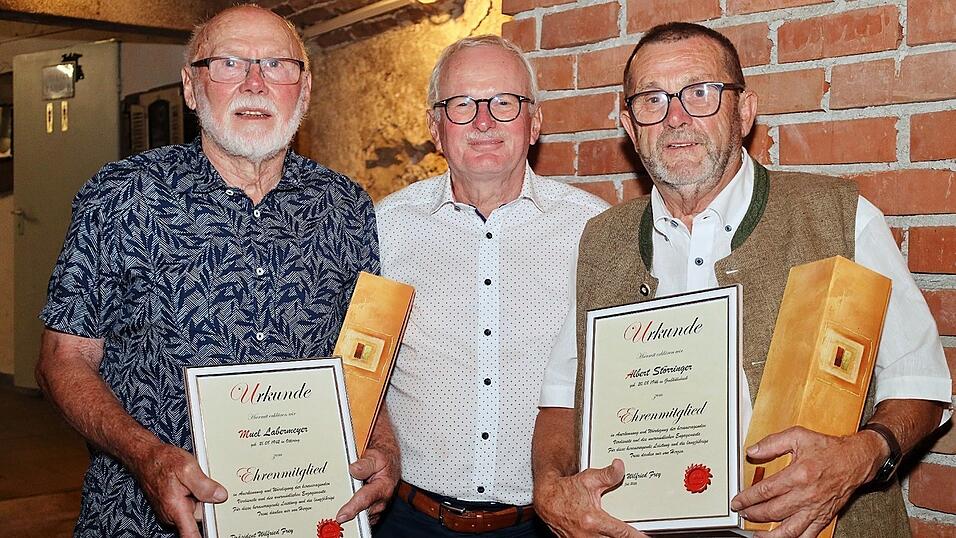 Die Gründungsvorstände und neuen Ehrenmitglieder Muck Labermeyer (l.) und Albert Störringer (r.) mit Vorsitzendem Wilfried Frey Die Gründungsvorstände und neuen Ehrenmitglieder Muck Labermeyer (l.) und Albert Störringer (r.) mit Vorsitzendem Wilfried Frey