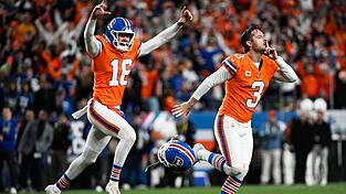 Kicker Wil Lutz (r) erzielte für die Denver Broncos das entscheidende Field Goal in der Overtime. Kicker Wil Lutz (r) erzielte für die Denver Broncos das entscheidende Field Goal in der Overtime.