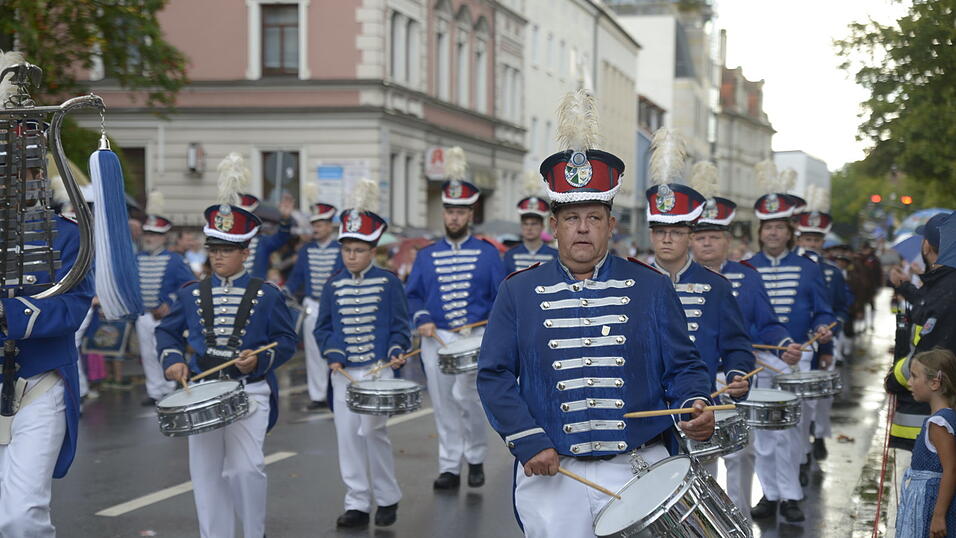 Zahlreiche Musik- und Trachtengruppen zogen nach dreij&auml;hriger Pause am Freitagabend zum Festplatz Am Hagen.&nbsp;