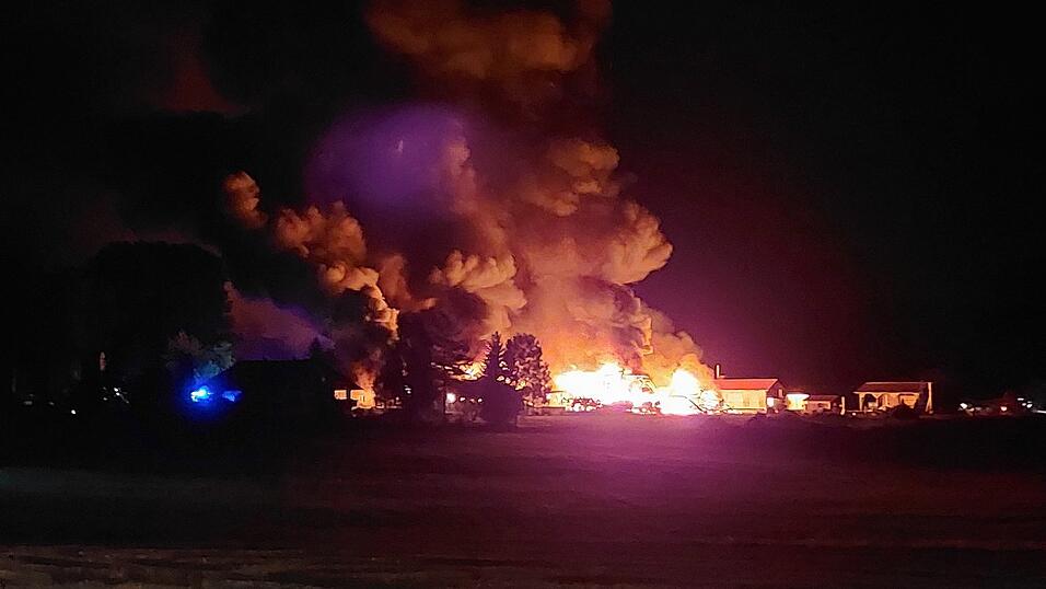 Weithin waren die Flammen und die Rauchsäule sichtbar, als im August ein Stall im Landkreis Cham brannte.
