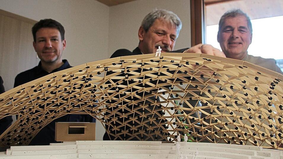 3,2 Millionen Euro wird die Parkarena kosten, 1,25 Millionen Euro sind davon Eigenanteil f&uuml;r die Stadt Furth im Wald. Peter Hickl, B&uuml;rgermeister Sandro Bauer und Diplom-Ingenieur Josef Penzkofer (von links) schauen sich ein Modell im Ma&szlig;stab 1:50 an.