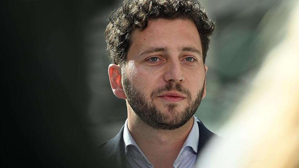 Die Aussagen des Kanzlers seien ihm zu pauschal, sagt der Co-Vorsitzende der Grünen, Felix Banaszak. (Archivbild) Die Aussagen des Kanzlers seien ihm zu pauschal, sagt der Co-Vorsitzende der Grünen, Felix Banaszak. (Archivbild)