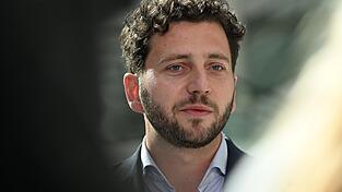 Die Aussagen des Kanzlers seien ihm zu pauschal, sagt der Co-Vorsitzende der Grünen, Felix Banaszak. (Archivbild) Die Aussagen des Kanzlers seien ihm zu pauschal, sagt der Co-Vorsitzende der Grünen, Felix Banaszak. (Archivbild)