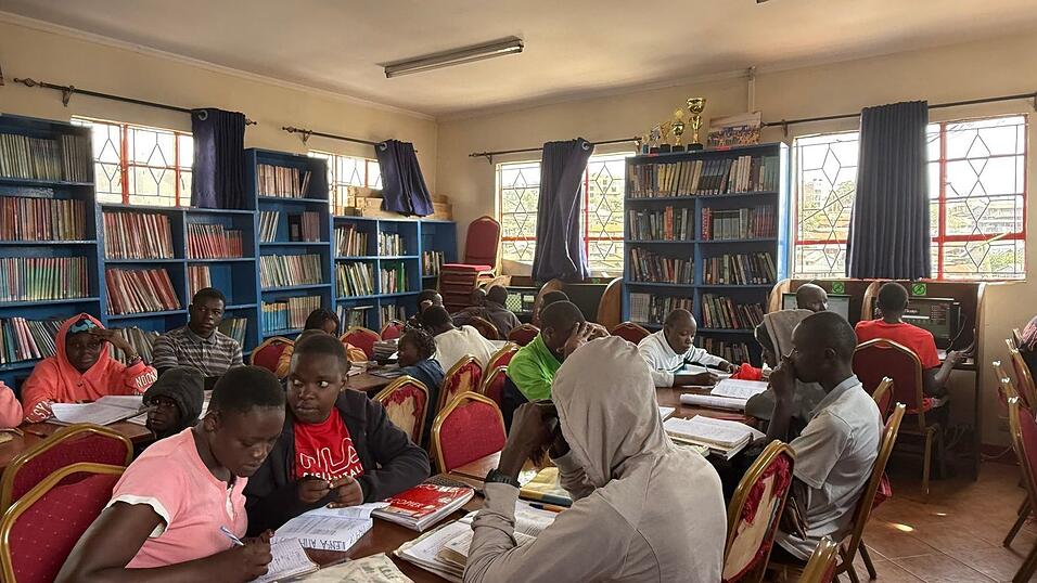 Kinder und Jugendliche lernen in der Bücherei der Selbsthilfeorganisation Shofco in Kibera, Nairobis größtem Slum. (Archivbild) Kinder und Jugendliche lernen in der Bücherei der Selbsthilfeorganisation Shofco in Kibera, Nairobis größtem Slum. (Archivbild)