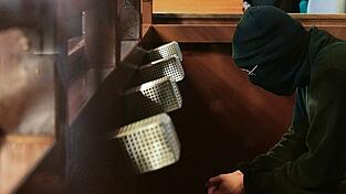 Der Angeklagte sitzt zu Prozessbeginn im Saal des Kriminalgerichts Moabit. (Archivbild)