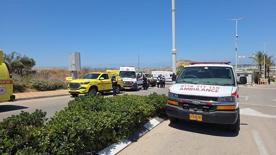 An mehreren Orten nordöstlich von Tel Aviv fallen Schüsse. Ein Krankenwagen steht am Einsatzort. An mehreren Orten nordöstlich von Tel Aviv fallen Schüsse. Ein Krankenwagen steht am Einsatzort.