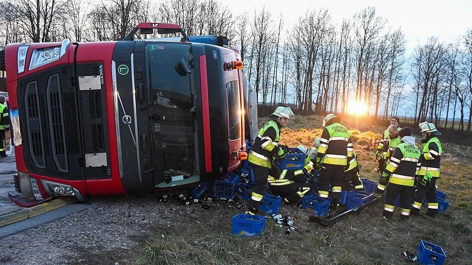 Bei einem Unfall nahe des Regensburger Autobahnkreuzes verlor ein Lastwagen Leergut.