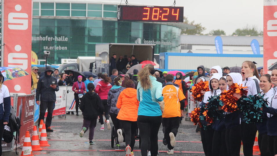 Auch die großen Herzogstadtläufer ließen sich wie schon die Kleinen am Samstag durch das nasskalte Aprilwetter den Spaß am Sport unter freiem Himmel nicht verderben.