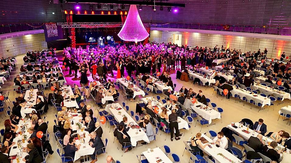 Mit dem SPD-Ball wurde am Samstag die Ballsaison in Straubing eröffnet. Mit dem SPD-Ball wurde am Samstag die Ballsaison in Straubing eröffnet.