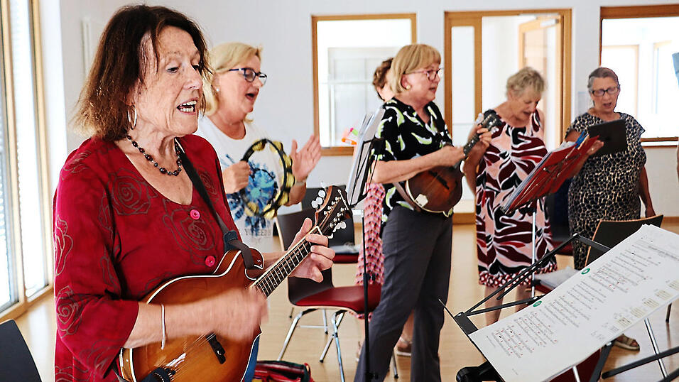 Die „Yesterday´s Schlagerfreunde“ bei einer Probe im Bürgerhaus in Geltolfing. Dieses Jahr feiert der Chor sein zehnjähriges Bestehen, auch mit einigen Auftritten. Mandoline spielen Karin Höcherl (links) und Marianne Kossok. Die „Yesterday´s Schlagerfreunde“ bei einer Probe im Bürgerhaus in Geltolfing. Dieses Jahr feiert der Chor sein zehnjähriges Bestehen, auch mit einigen Auftritten. Mandoline spielen Karin Höcherl (links) und Marianne Kossok.