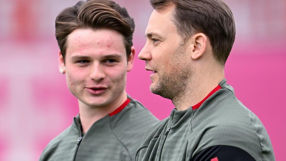 Jonas Urbig ist ein Kandidat für einen WM-Job, als Backup von Manuel Neuer (r.). (Archivbild) Jonas Urbig ist ein Kandidat für einen WM-Job, als Backup von Manuel Neuer (r.). (Archivbild)