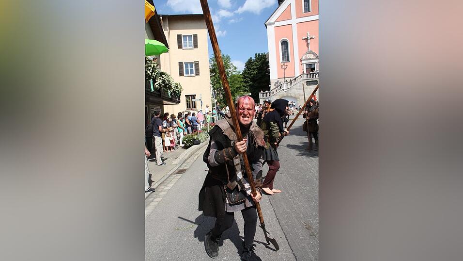 Die schönsten Augenblicke des historischen Drachenstich-Festzuges 2016. Die schönsten Augenblicke des historischen Drachenstich-Festzuges 2016.