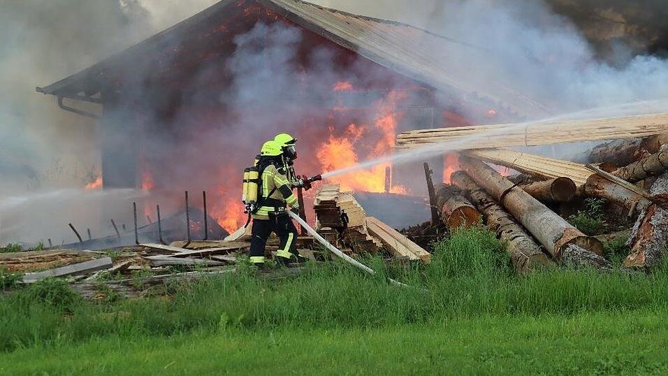 In Breitenberg ist am Dienstagabend ein Brand in einem Sägewerk ausgebrochen. In Breitenberg ist am Dienstagabend ein Brand in einem Sägewerk ausgebrochen.