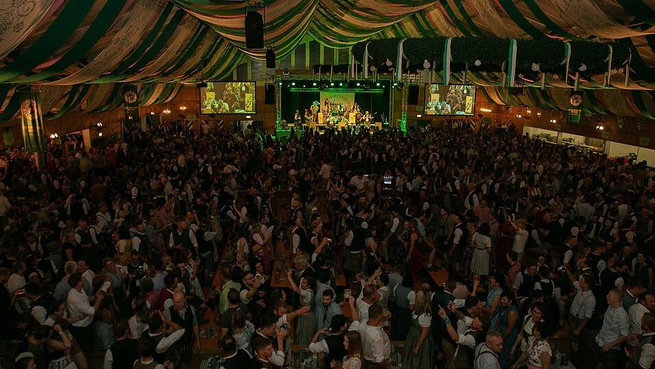 Am Dienstag spielte der Menzl im Festzelt Weckmann auf. Diese Blasmusikfreunde waren mit dabei.