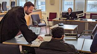 Strafverteidiger Philipp Janson (links) m&ouml;chte das mutma&szlig;liche Opfer und einen weiteren Belastungszeugen im Namen seines Mandanten gerne selbst befragen. Ob das m&ouml;glich sein wird?