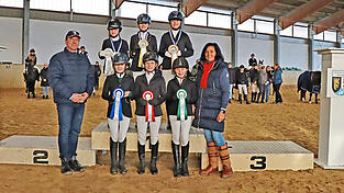 Die Kids-Cup-Siegerin Anna Groß vom RC Neukirchen (Mitte oben) und ihre Mitstreiterinnen wurden von Heinz Rödl (l.), zweitem Verbandsvorstand, sowie Elisabeth Geismeier (r.), Vielseitigkeitsbeauftragte, ausgezeichnet. Die Kids-Cup-Siegerin Anna Groß vom RC Neukirchen (Mitte oben) und ihre Mitstreiterinnen wurden von Heinz Rödl (l.), zweitem Verbandsvorstand, sowie Elisabeth Geismeier (r.), Vielseitigkeitsbeauftragte, ausgezeichnet.