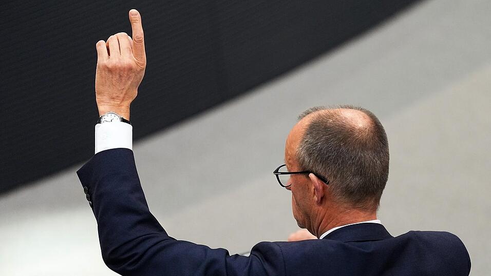 CDU-Kanzlerkandidat Friedrich Merz hat im Bundestag die Hand f&uuml;r Hunderte Milliarden Euro neuer Schulden gehoben. Trotzdem wird er sparen m&uuml;ssen.