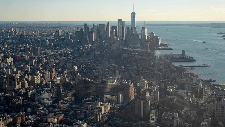 Die New Yorker Feuerwehr kämpft gegen einen Brand in einem Hochhaus in der Bronx. (Illustration) Die New Yorker Feuerwehr kämpft gegen einen Brand in einem Hochhaus in der Bronx. (Illustration)