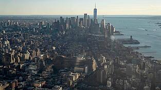 Die New Yorker Feuerwehr k&auml;mpft gegen einen Brand in einem Hochhaus in der Bronx. (Illustration)