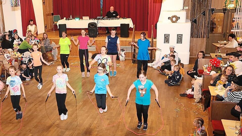 Beim Kinderfaschingsballnachmittag am Faschingssonntag im Wirtssaal ging es wieder hoch her. Beim Kinderfaschingsballnachmittag am Faschingssonntag im Wirtssaal ging es wieder hoch her.