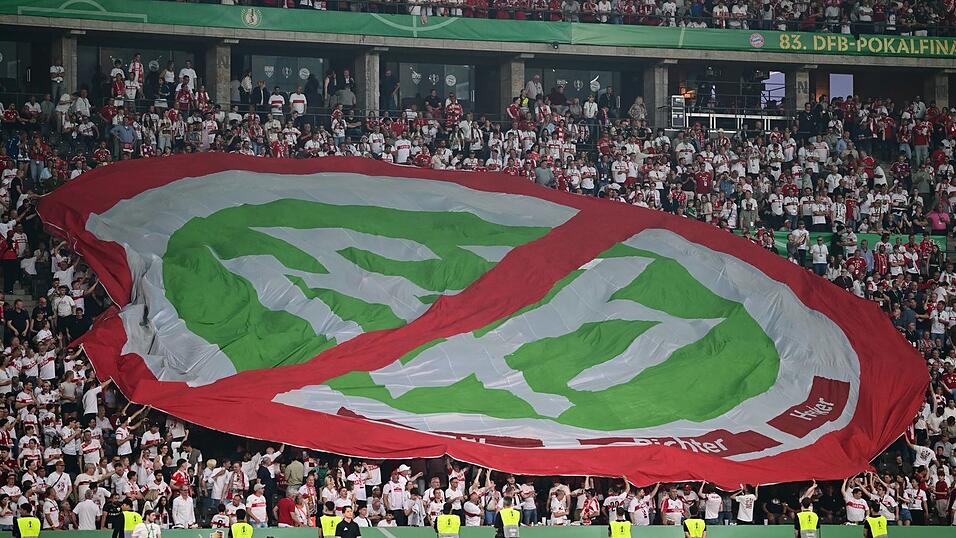Fans protestieren beim Pokalfinale gegen den DFB. Fans protestieren beim Pokalfinale gegen den DFB.