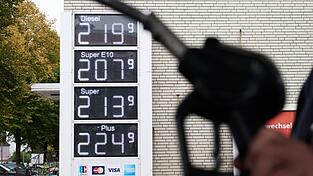 Ob tanken zuletzt billiger oder teurer geworden ist, kommt auf den Kraftstoff an. (Archivbild) Ob tanken zuletzt billiger oder teurer geworden ist, kommt auf den Kraftstoff an. (Archivbild)