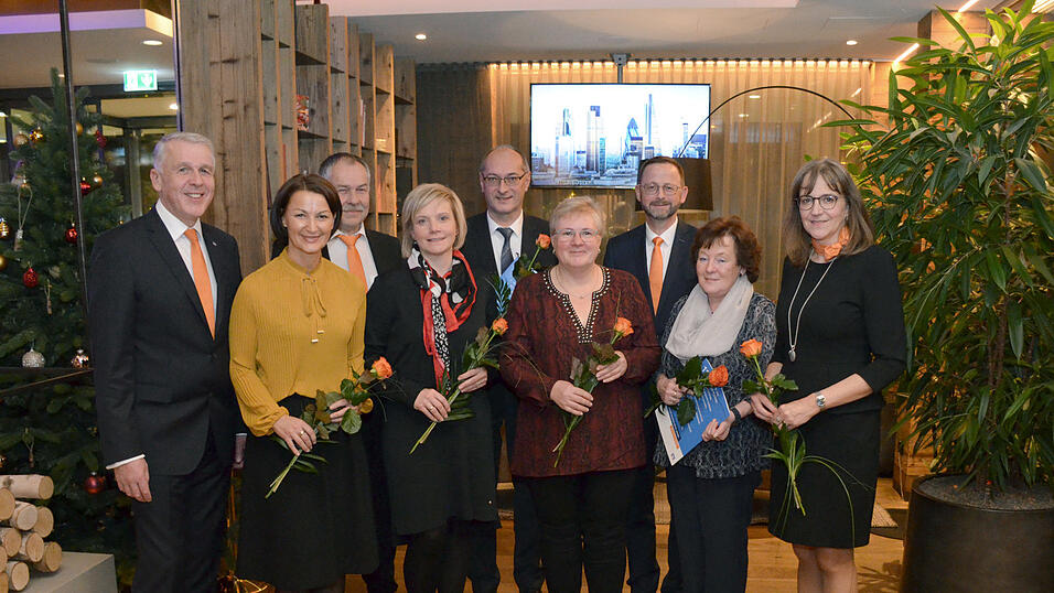 Direktor Carsten Clemens (hinten v.l.), Betriebsratsvorsitzender Max Perstorfer, Christian Strebl und Direktor Josef Ge&szlig;l, Birgit Able (vorne v.l.), Ulrike Greil, Brigitte Biebl, Gabriele Mitterhuber und Direktorin Claudia Engemann f&uuml;r 30, 35 und 45 Jahre.