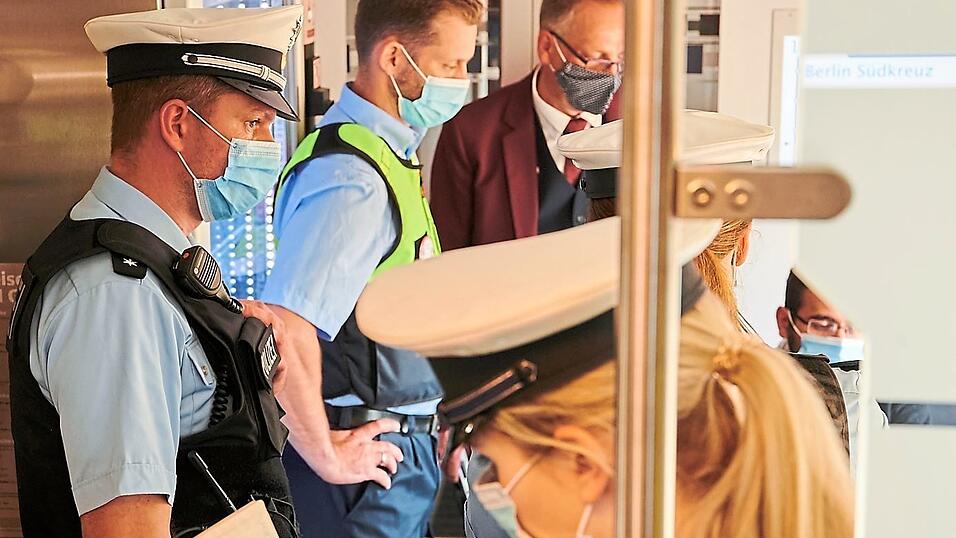 Bayernweit wird heute die Maskenpflicht in öffentlichen Verkehrsmitteln kontrolliert. In Ostbayern gab es dabei bislang kaum Verstöße. (Symbolbild) Bayernweit wird heute die Maskenpflicht in öffentlichen Verkehrsmitteln kontrolliert. In Ostbayern gab es dabei bislang kaum Verstöße. (Symbolbild)