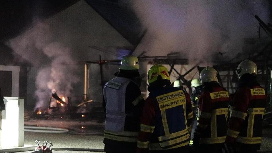 In Frontenhausen sind in der Nacht auf Dienstag zwei Scheunen komplett abgebrannt. Die Feuerwehr war mit einem Großaufgebot im Einsatz.