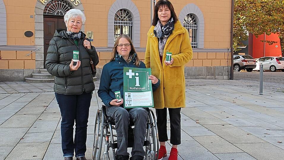 Seniorenbeauftragte Annemarie Ratzek und Behindertenbeauftragte Rosemarie Kagerbauer (v.l.) haben im Beisein von Andrea Ludwig, Geschäftsführerin vom Sponsor Leistungszentrum für Orthopädietechnik, die Notfalldose vorgestellt. Seniorenbeauftragte Annemarie Ratzek und Behindertenbeauftragte Rosemarie Kagerbauer (v.l.) haben im Beisein von Andrea Ludwig, Geschäftsführerin vom Sponsor Leistungszentrum für Orthopädietechnik, die Notfalldose vorgestellt.