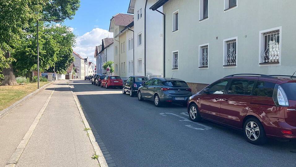 Ein allt&auml;gliches Bild: Die Feuerhausgasse ist von Autos mit oftmals ausw&auml;rtigen Kennzeichen zugeparkt.