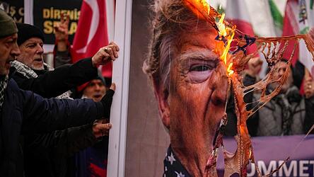 Demonstranten verbrennen am Wochenende ein Poster von US-Pr&auml;sident Trump w&auml;hrend einer anti-amerikanischen und anti-israelischen Kundgebung zur Unterst&uuml;tzung der iranischen Regierung vor dem US-Konsulat.