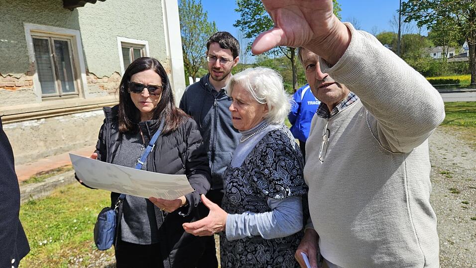 Vor Ort gleichen die Besucher alte Bilder mit der Umgebung ab. Vor Ort gleichen die Besucher alte Bilder mit der Umgebung ab.