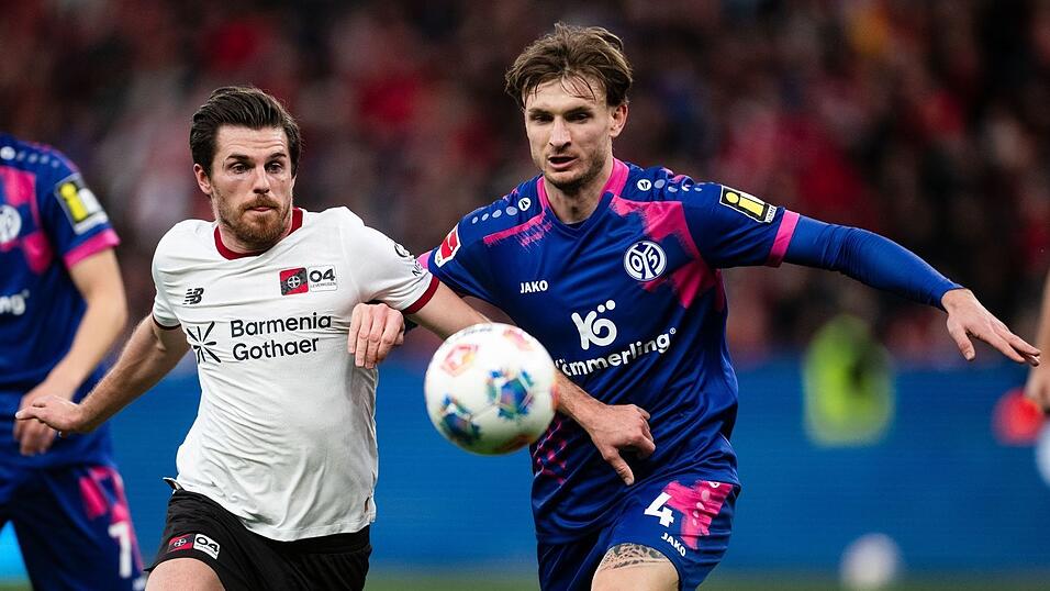 Leverkusens Jonas Hofmann im Duell mit dem Mainzer Stefan Posch. Leverkusens Jonas Hofmann im Duell mit dem Mainzer Stefan Posch.