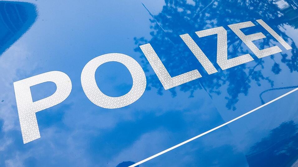 Nach einem Messerangriff in Arnstorf fahndete die Polizei mit Unterstützung aus der Luft nach dem flüchtigen Täter. (Symbolbild) Nach einem Messerangriff in Arnstorf fahndete die Polizei mit Unterstützung aus der Luft nach dem flüchtigen Täter. (Symbolbild)