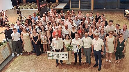 Zahlreiche Mitglieder, Wegbegleiter, Freunde und Ehreng&auml;ste nehmen an der Dankesfeier f&uuml;r Andreas Roder im ATT teil.